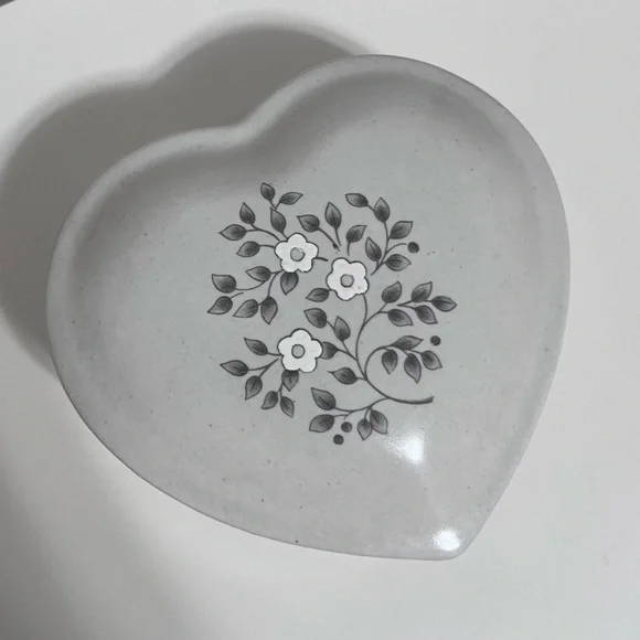 Pfaltzgraff Gray Heart Ceramic Trinket Box Heirloom Pattern. - Picture 3 of 7
